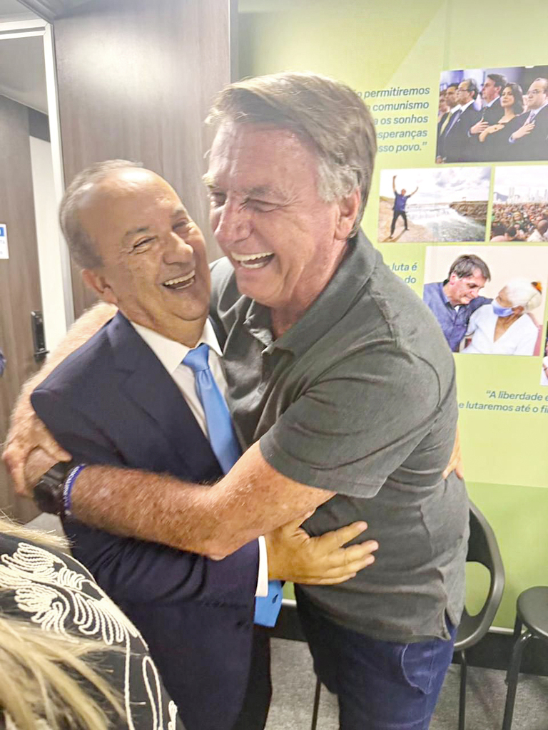  - Foto legenda: Governador de SC, Jorginho Mello e o ex-presidente do Brasil Jair Bolsonaro em mais um encontro daqueles: de alegria e satisfação.