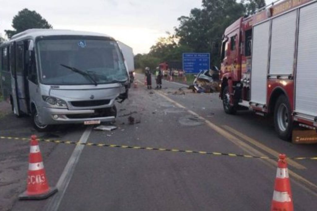  - Micro-ônibus com placas de Garopaba se envolve em acidente no RS - Foto: divulgação