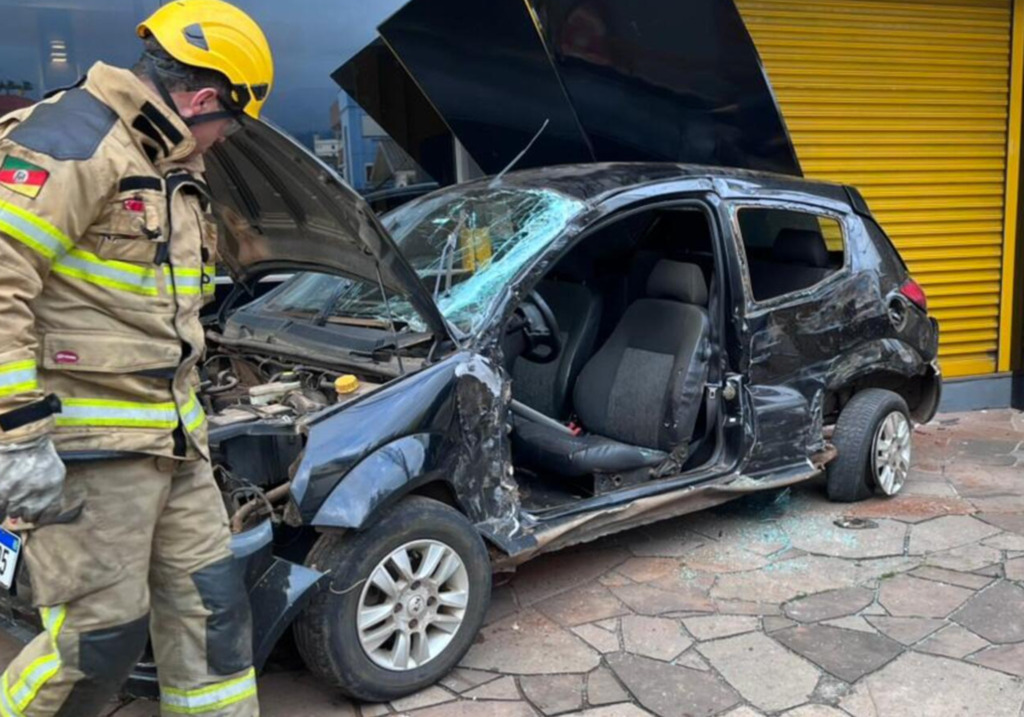 título imagem Acidente no centro de Santa Maria: ônibus precisou ser substituído e duas pessoas do carro ficaram feridas
