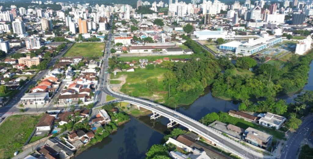 Joinville amplia faixas e muda sentido de ruas para melhorar tráfego