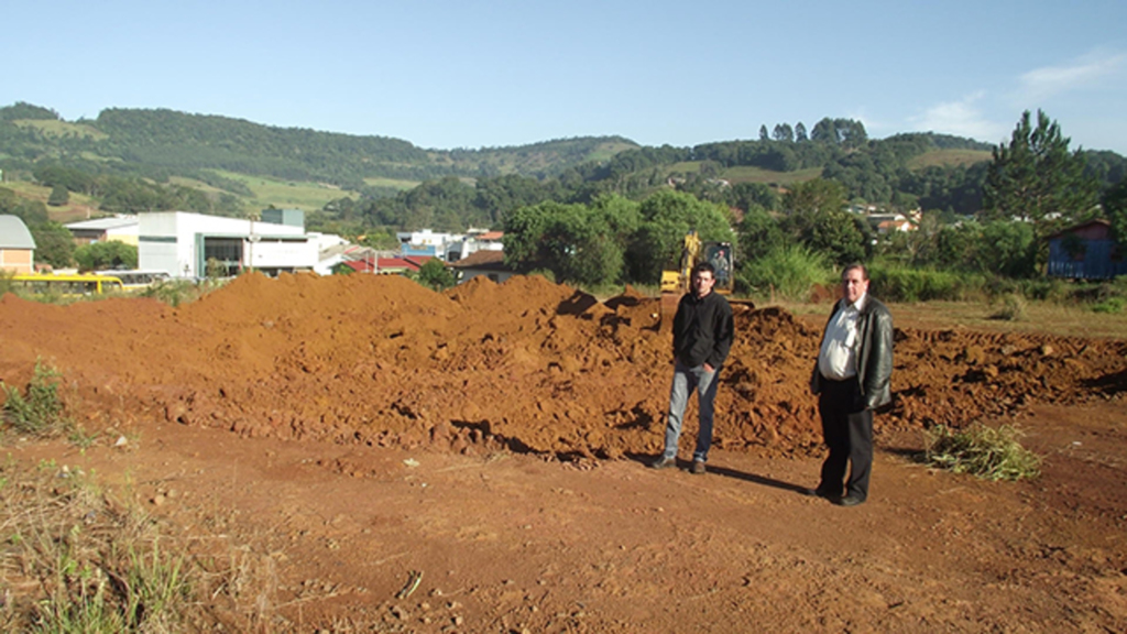 Terraplanagem para escola é iniciada em São Bernardino