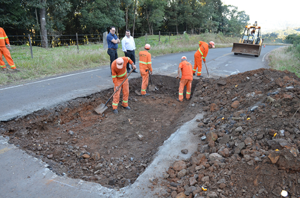 Secretário Regional de Quilombo vistoria obras de tapa buracos na SC 459