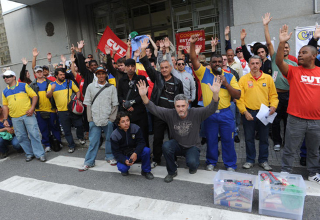 Após assembleia, servidores dos Correios de Santa Catarina decidem continuar em greve