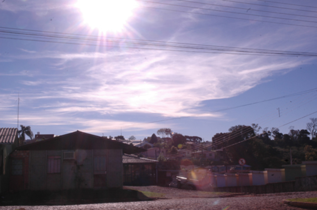 Sol aparece sob nuvens no Noroeste catarinense