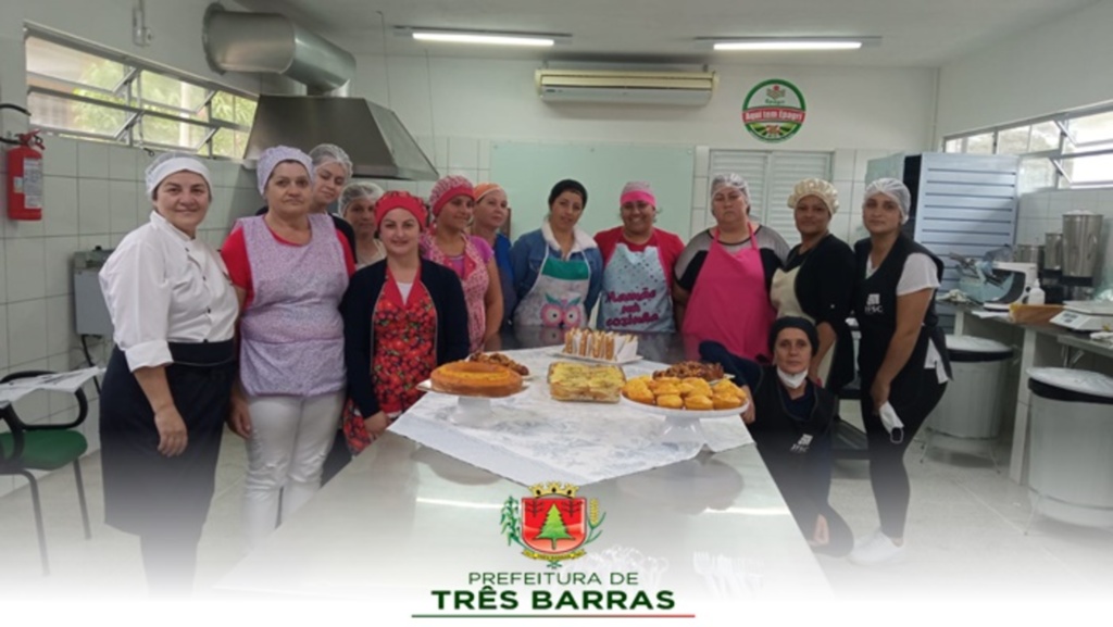 Merendeiras da rede municipal de Três Barras participam de curso sobre alimentação escolar