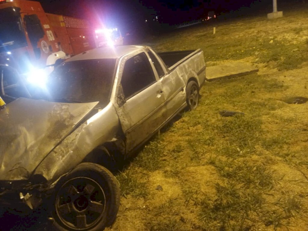 Saveiro colide com trevo do aeroporto de Correia Pinto