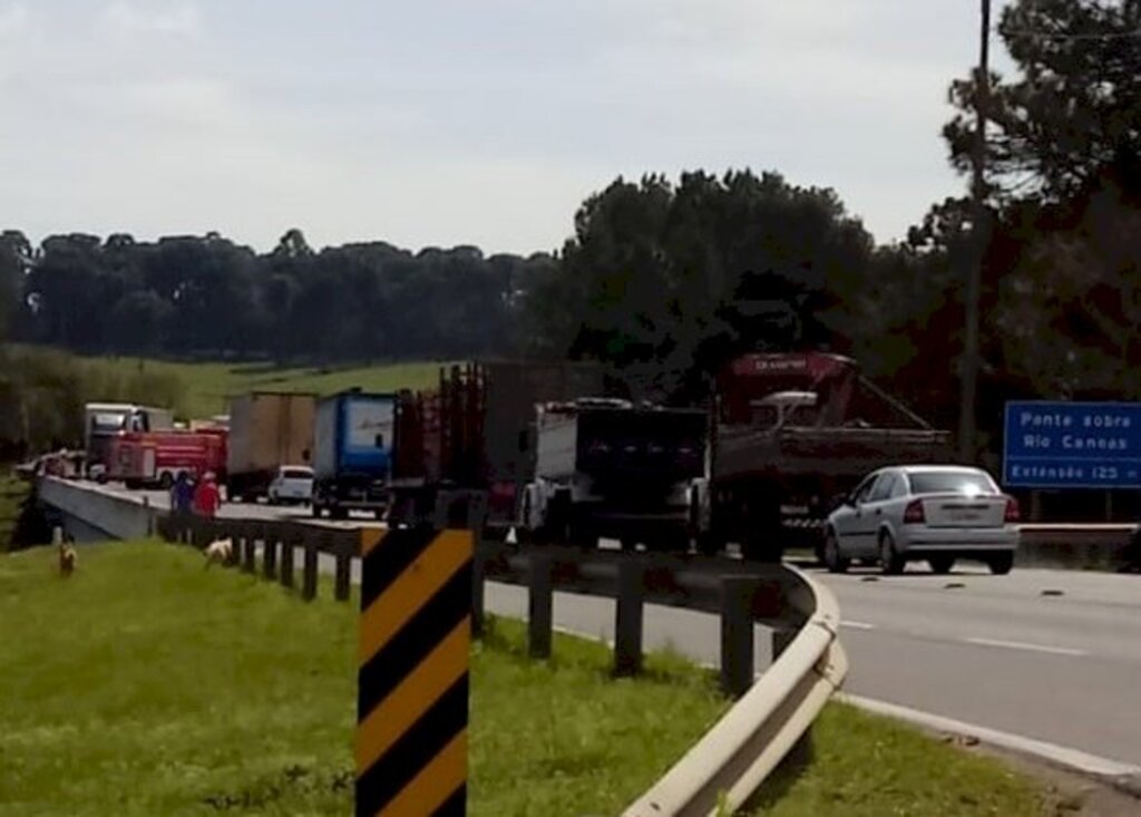 Acidente paralisa trânsito na BR 116 na divisa entre Correia Pinto e Ponte Alta