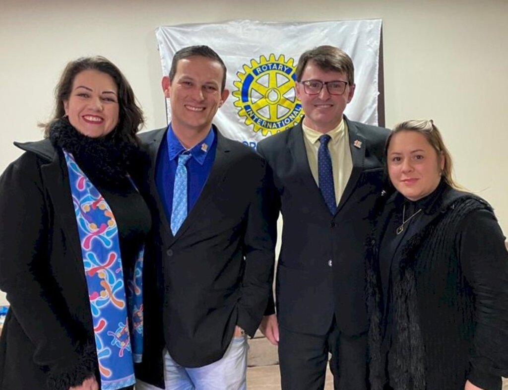 Divulgação - Lodário com sua esposa Tatiane e Arivaldo com sua esposa Diana.