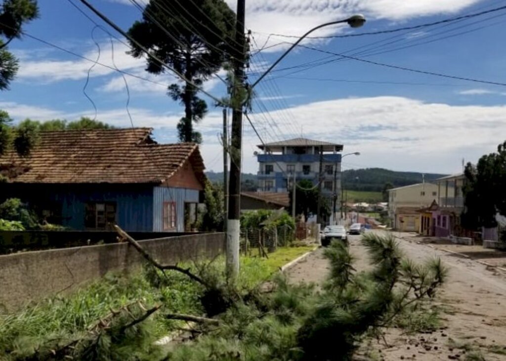 Chuva forte causa transtorno e falta de energia em Correia Pinto