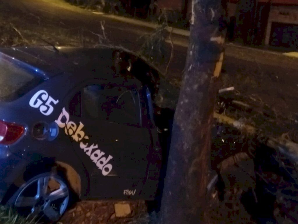 Motorista colide veículo em árvore e se evade do local em Correia Pinto