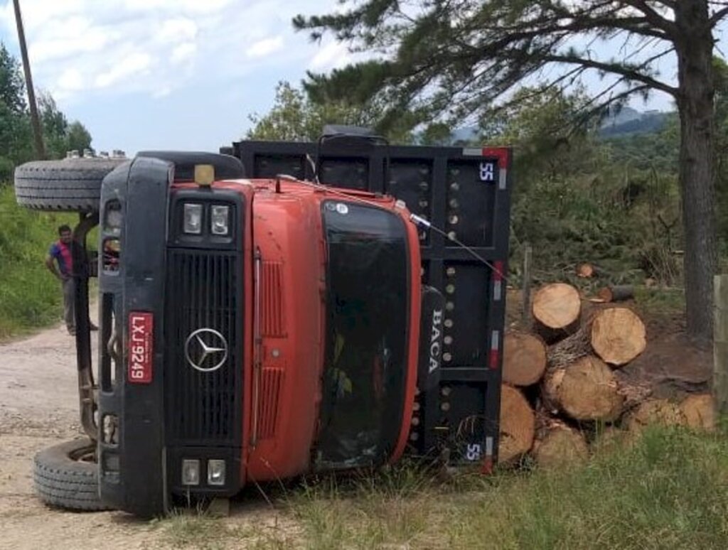 Caminhão tomba em Ponte Canoas