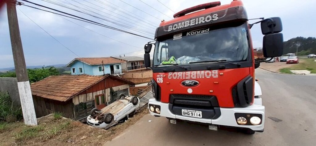 Segundo capotamento na quinta-feira (8) em Correia Pinto