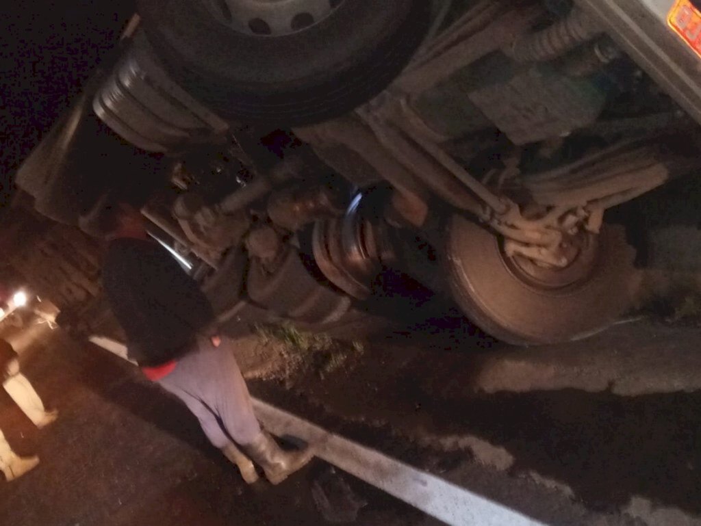 Colisão entre carreta e automóvel na BR 116