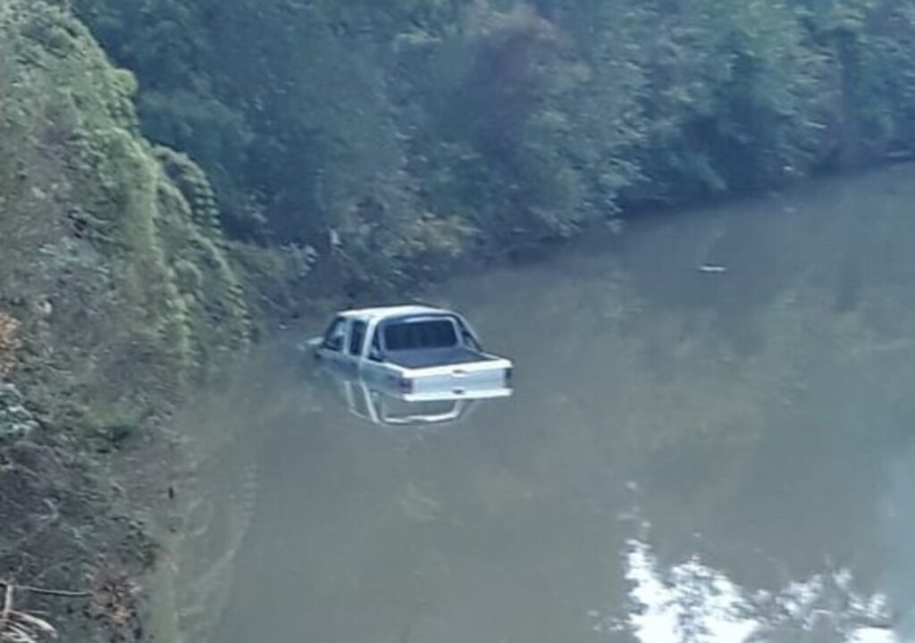 Veículo cai dentro de Rio em Correia Pinto