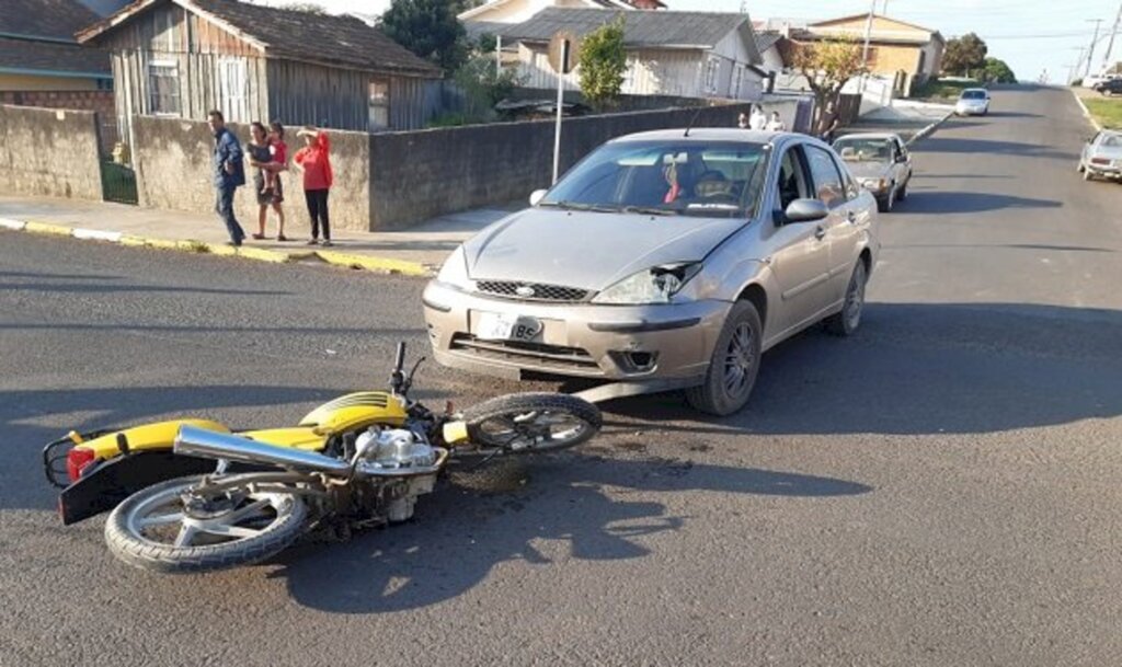 Colisão entre carro e moto no Pereira Alves