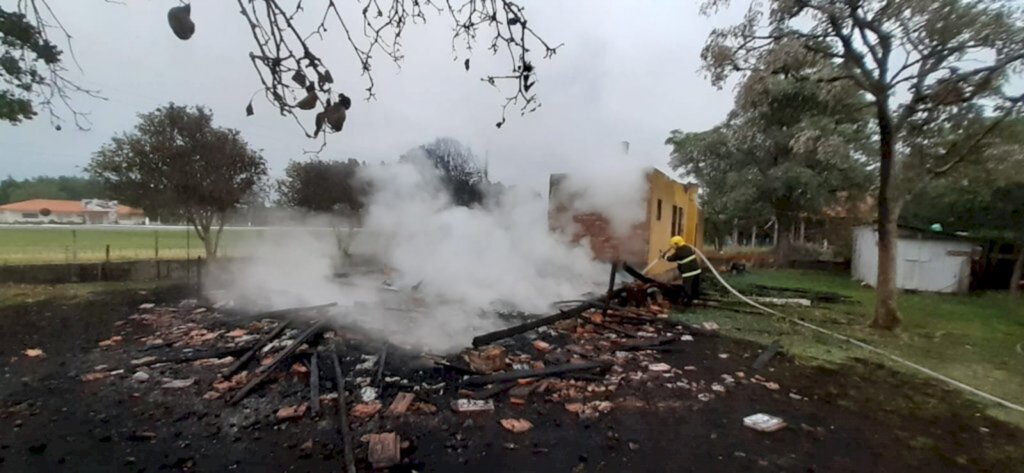 Incêndio em casa mista na Sulfurosa