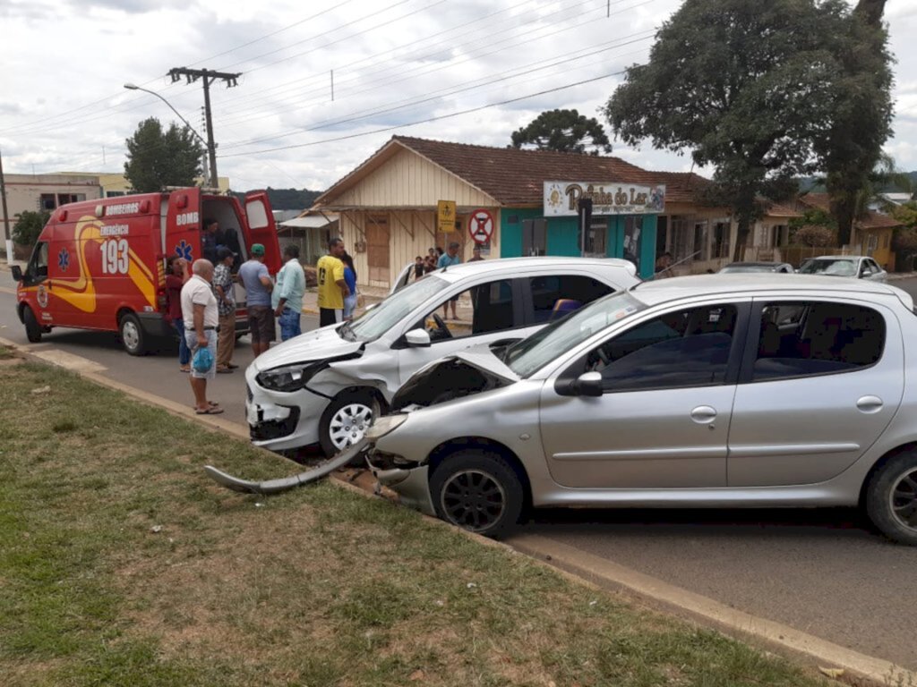 Colisão na Duque de Caxias em Correia Pinto