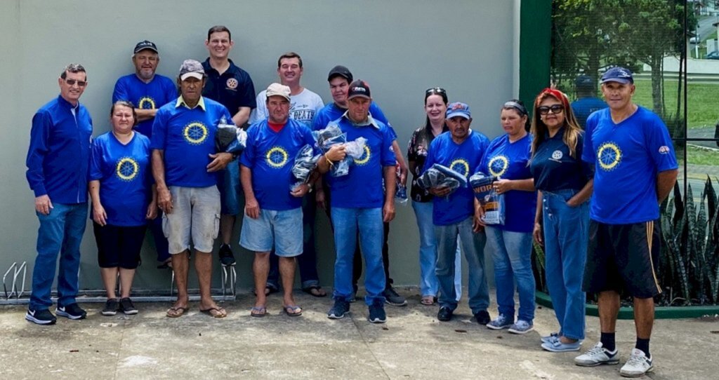 Coletores recebem uniformes e calçados