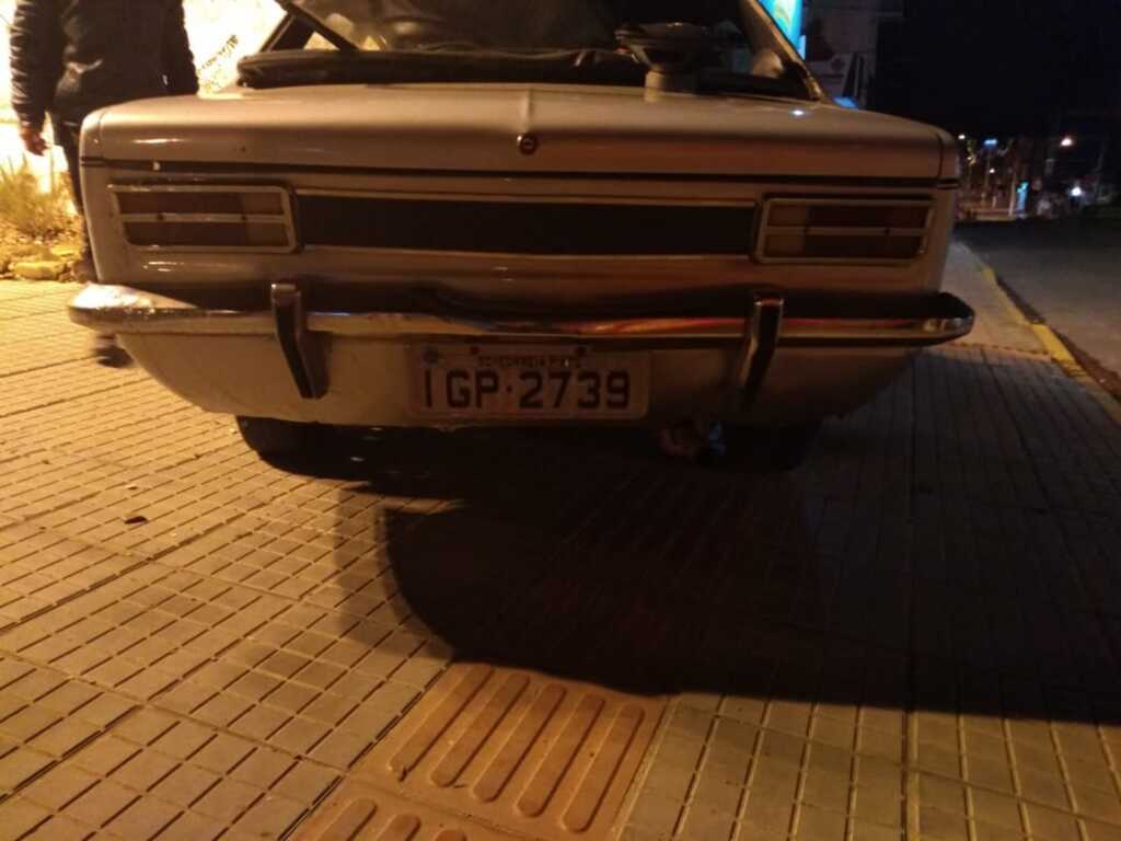 Colisão de Chevette em muro na Tancredo Neves