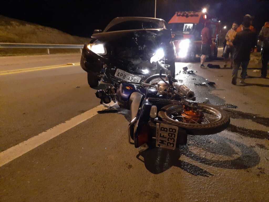 Acidente entre carro e moto na BR 116 em Correia Pinto