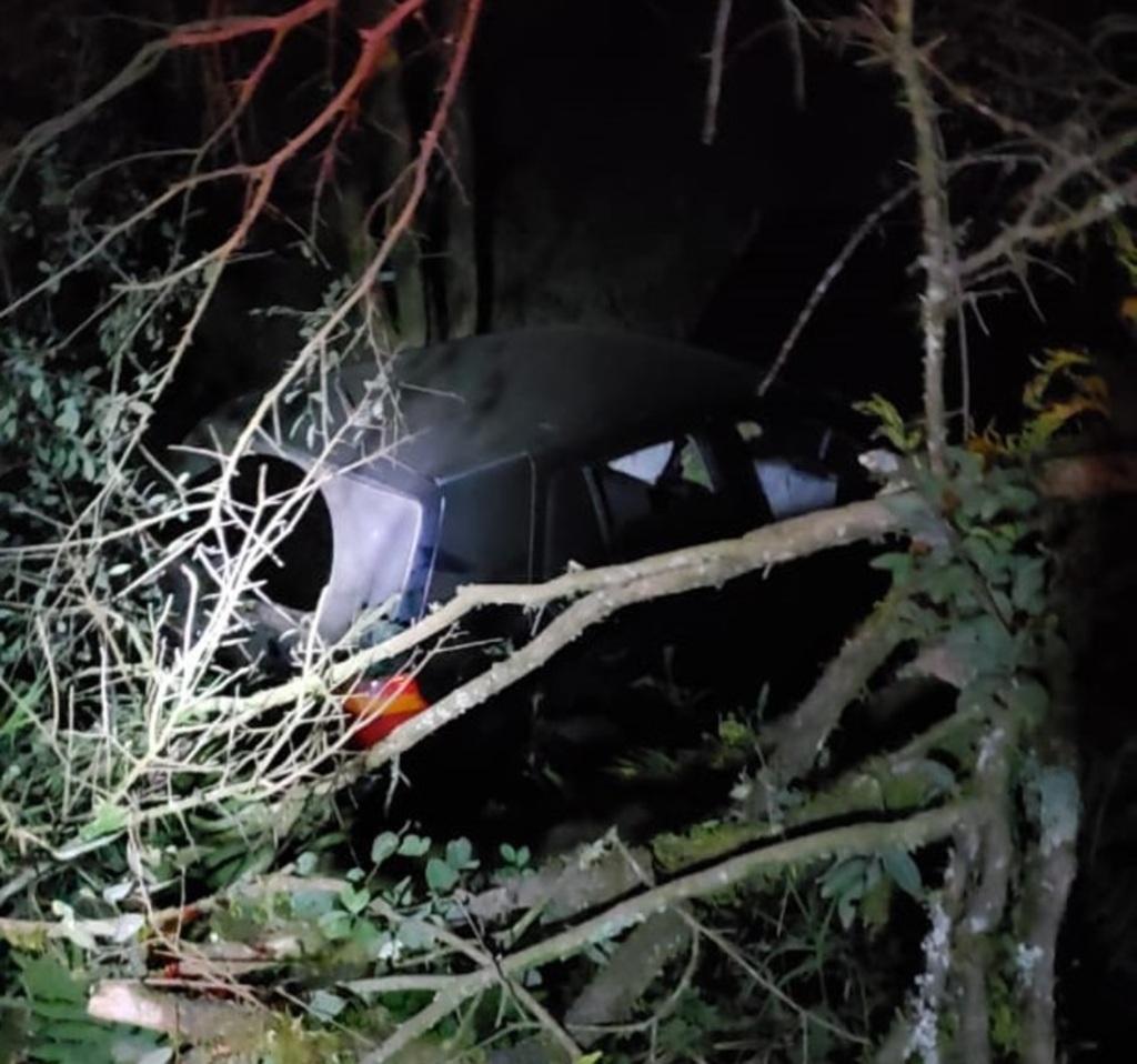 Mulher cai com veículo em barranco na Ponte Canoas