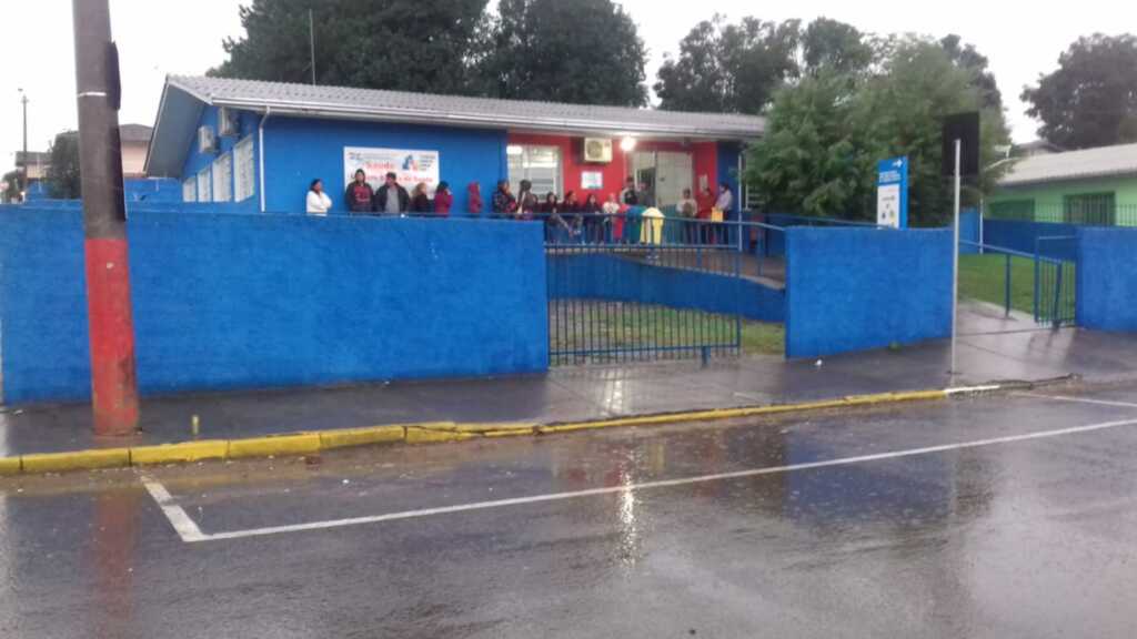 NT - Pacientes enfrentando frio e chuva desde a madrugada.