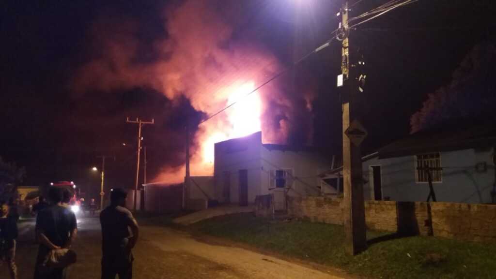 Incêndio em residência na Ponte Canoas