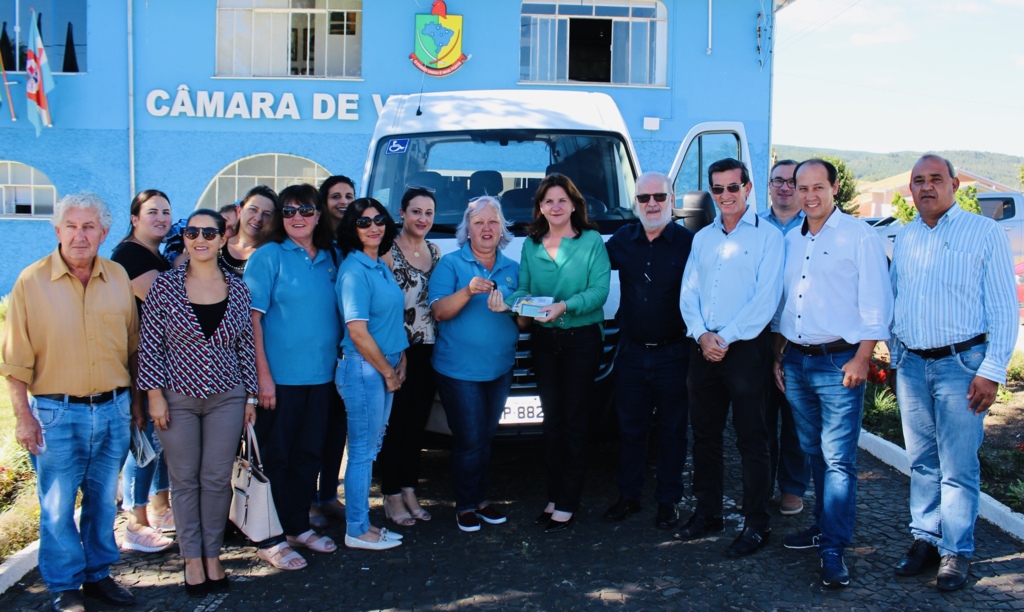 APAE de Correia Pinto recebe Van de emenda da Deputada Carmen Zanotto