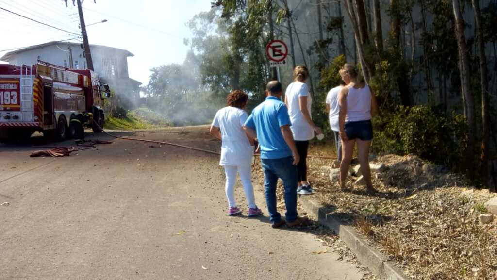 Incêndio em vegetação próximo ao hospital em Correia Pinto