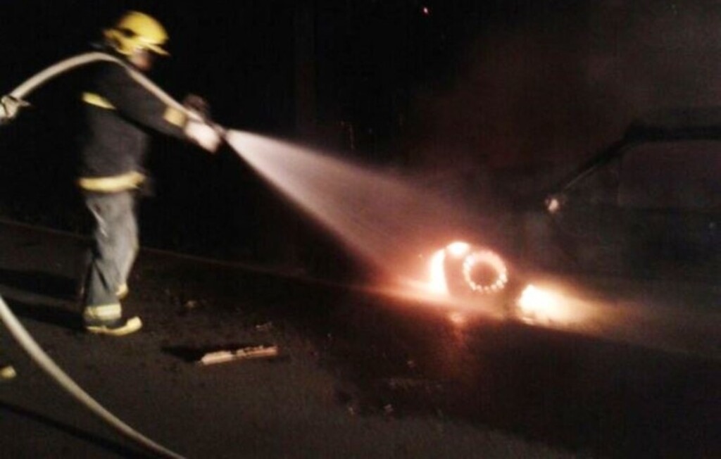 Veículo em chamas na COHAB 2 na última madrugada