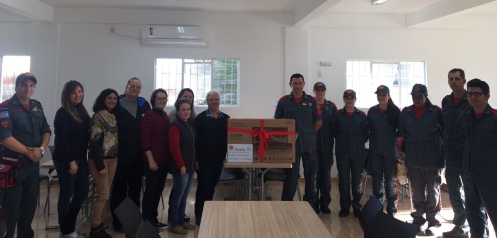 Bombeiros doam TV para a APAE de CP