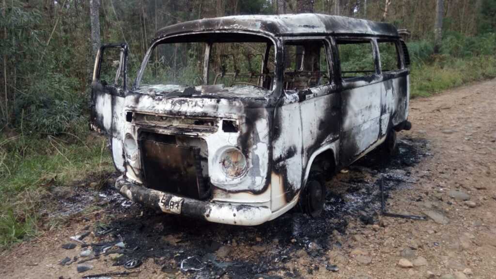 Fogo destrói Kombi da prefeitura no interior de Correia Pinto