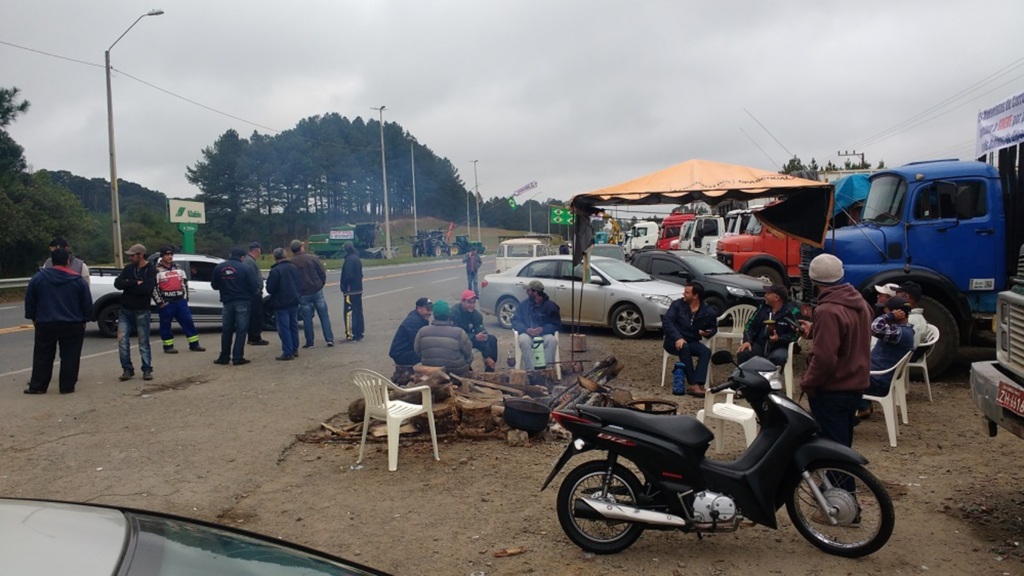 Caminhoneiros mantêm protesto