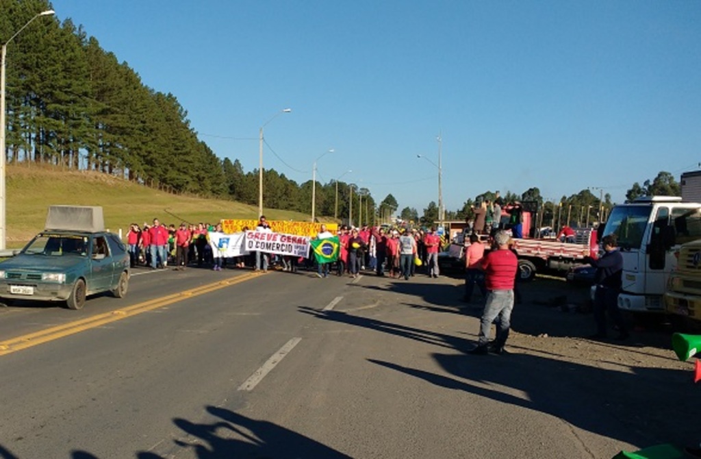 Manifestação ganha reforço em Correia Pinto