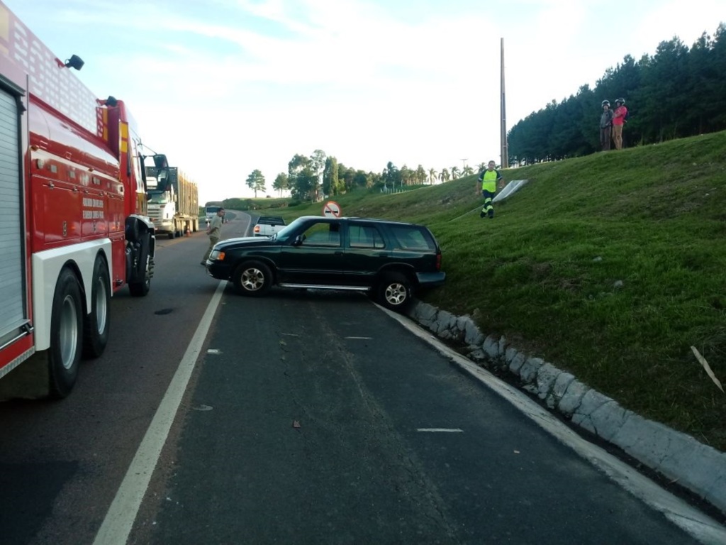 Saída de pista após estouro de pneu