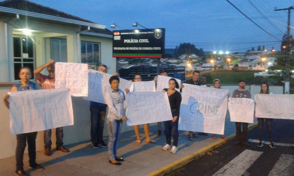 Protesto em frente à Delegacia de Polícia Civil em Correia Pinto