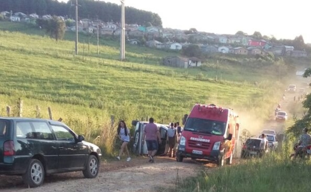 Veículo capota próximo à barragem em Correia Pinto