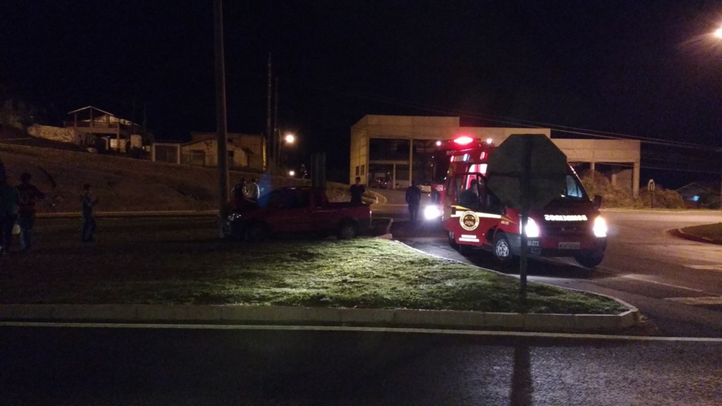 Choque de veículo em poste na rótula