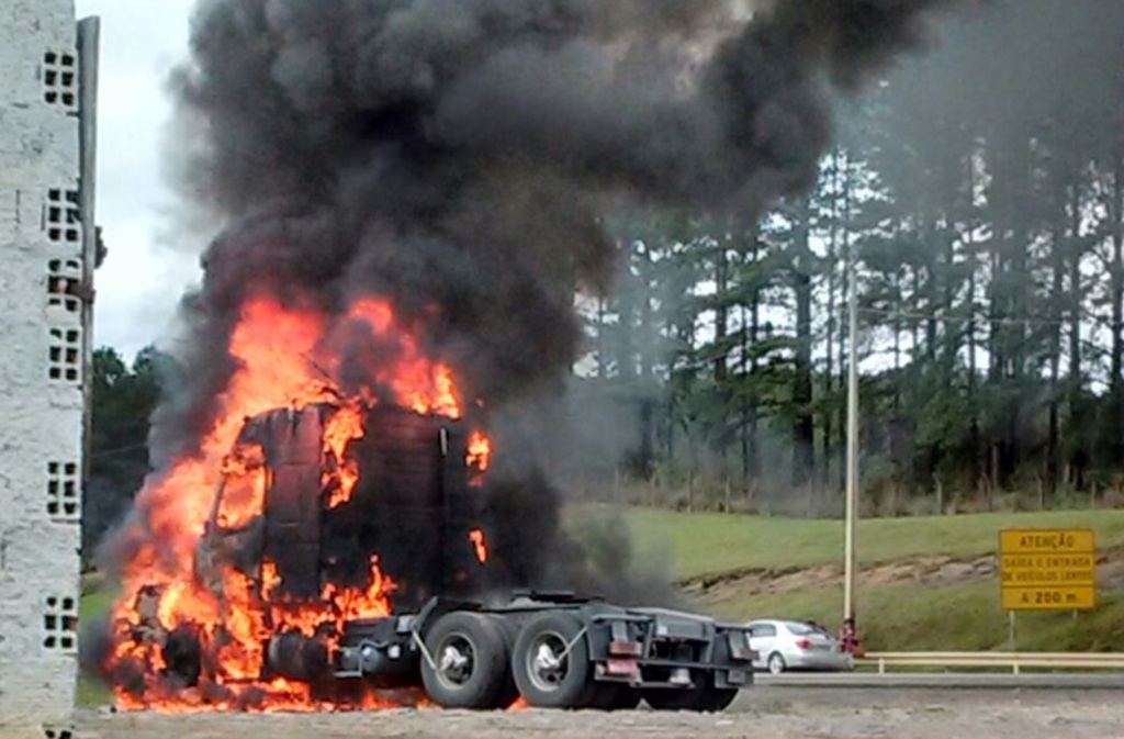 Caminhão é destruído pelas chamas