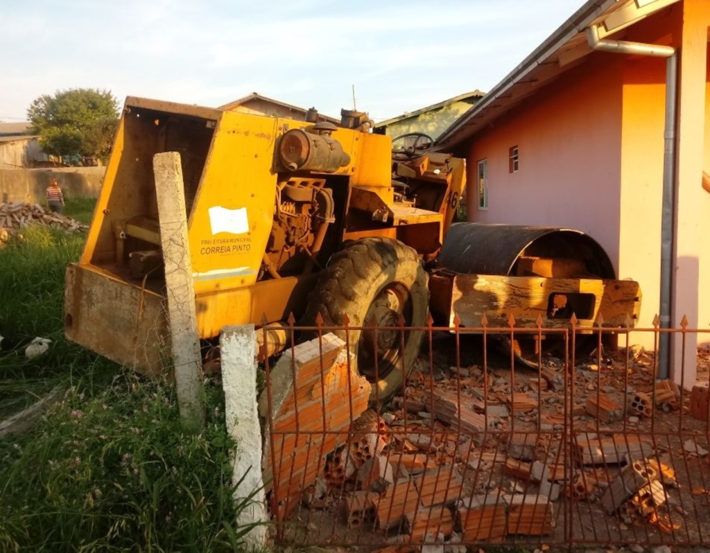 Residência atingida por máquina da prefeitura