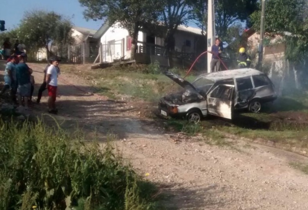 Veículo em chamas na Ponte Canoas