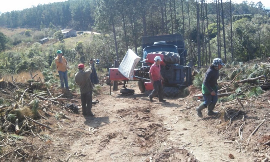 Capotamento de trator na localidade de Bandeirinhas