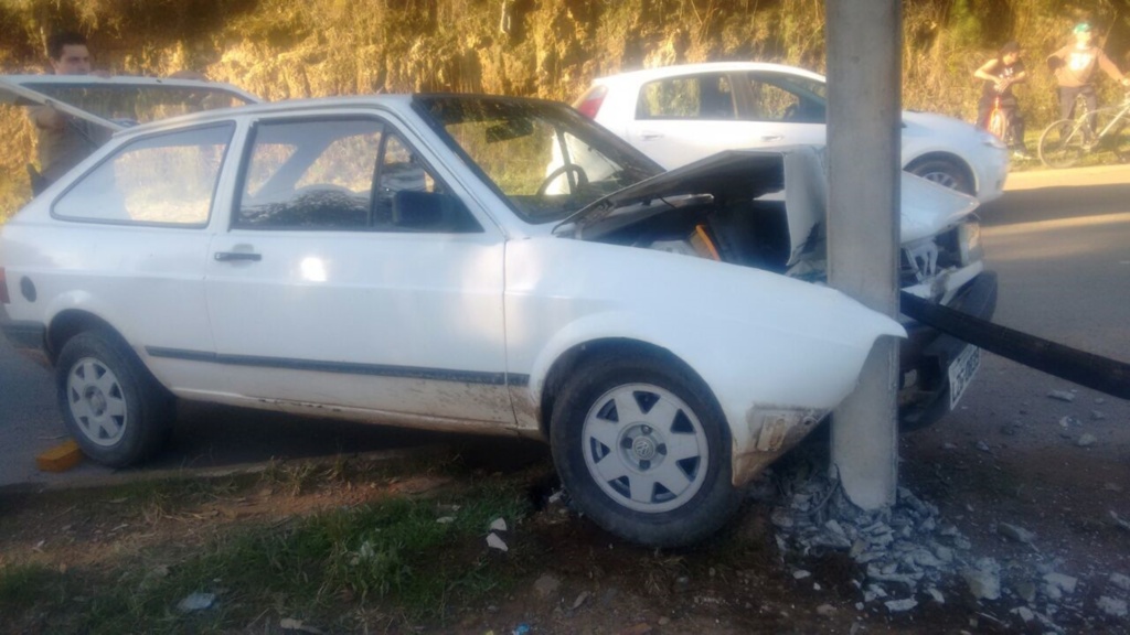 Colisão em poste na subida do Hospital