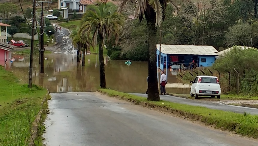 Água invade Ruas e até Avenida