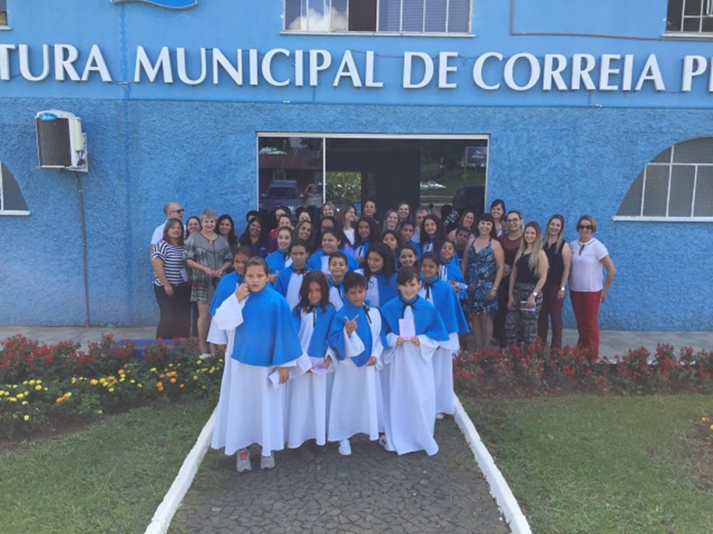 Mulheres são homenageadas com apresentação de Coral