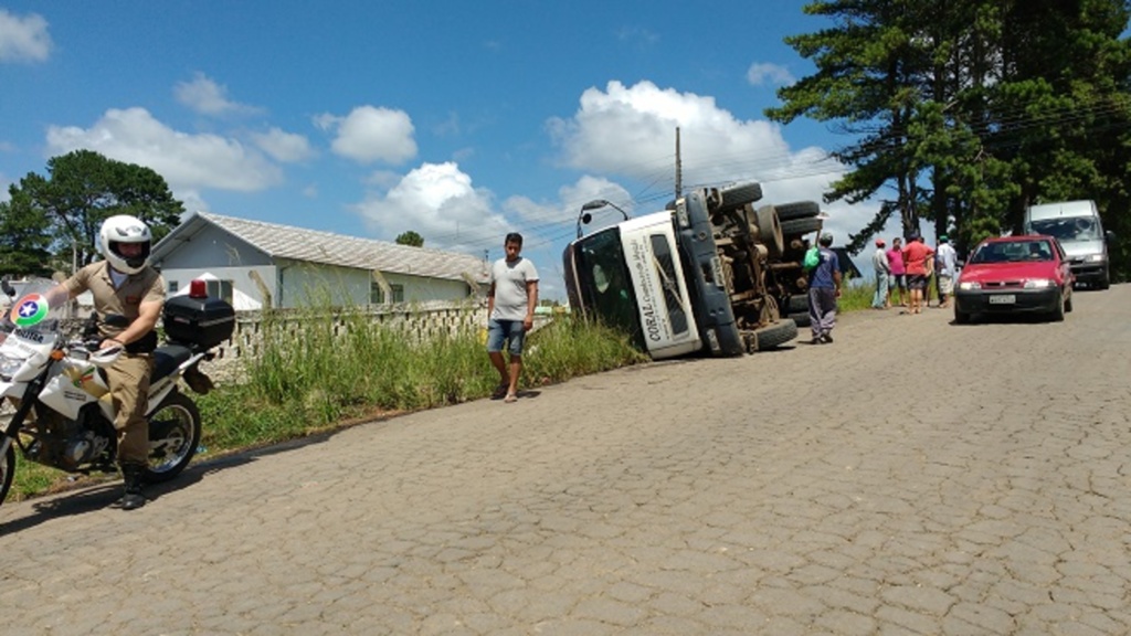 Caminhão capota no Bairro São João