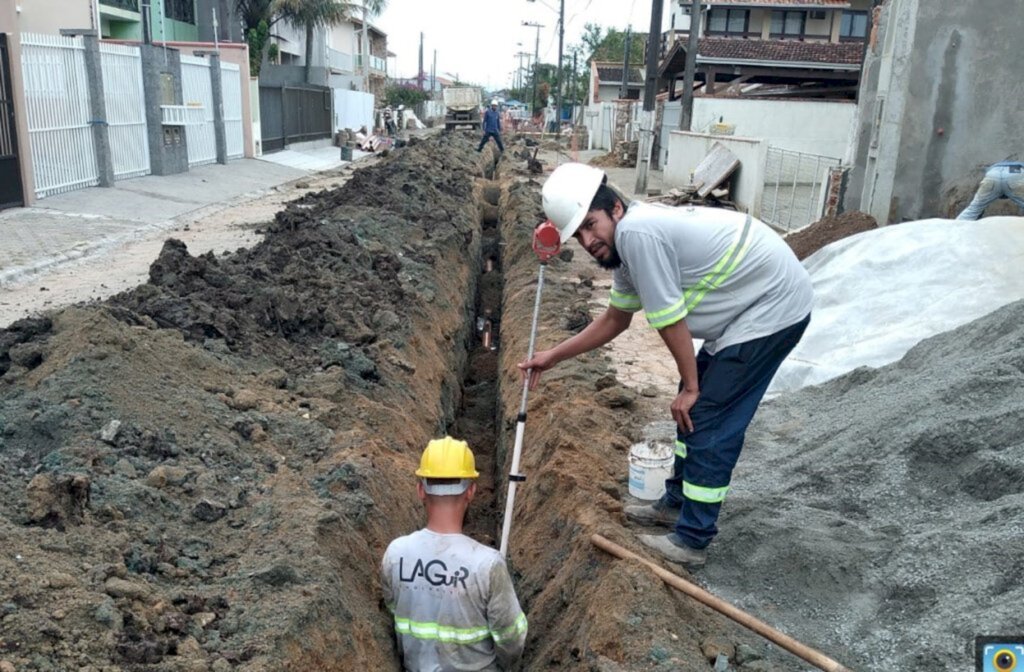 Novas ruas dos bairros Enseada e Ubatuba, em São Francisco do Sul, recebem obras da rede de esgoto