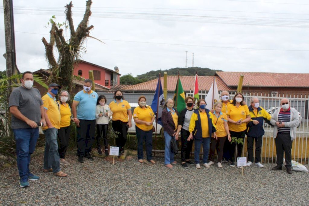 Lions Clube planta árvores em homenagem às vítimas do coronavírus