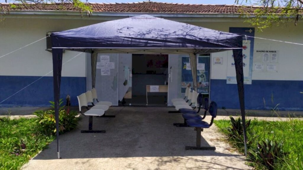 Gazebos são instalados nas unidades de saúde para melhor acolhimento