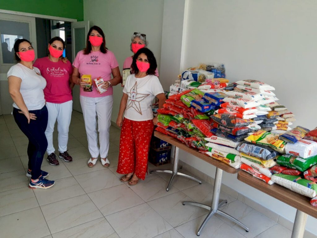 Campanha Outubro Rosa é encerrada com entrega de alimentos à Rede Feminina de Combate ao Câncer.